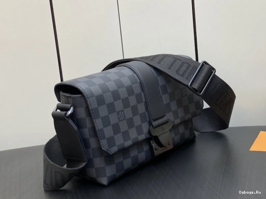 S-Cape Messenger VUITTON LOUIS 0426